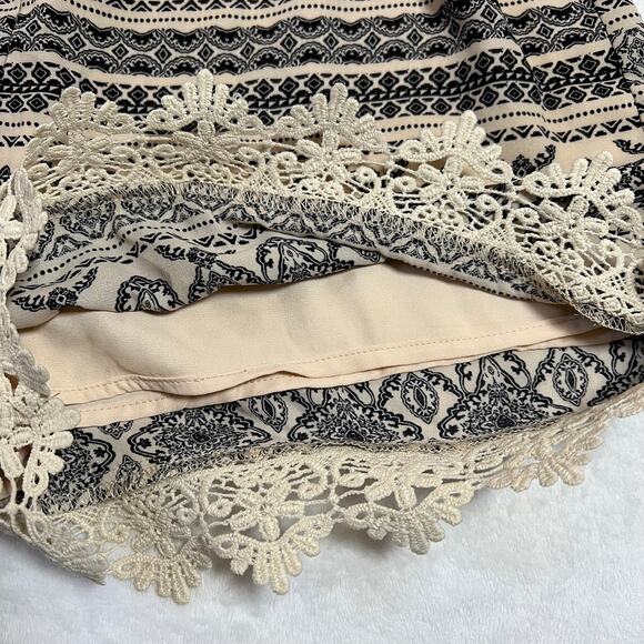 Romeo & Juliet Couture Crewneck Boho Print Lace Trim Playsuit Romper Size Small - Picture 8 of 14